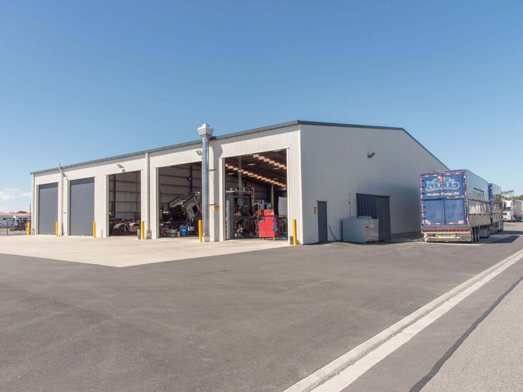 Industrial building with large internal clearance