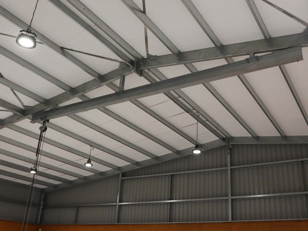 Aircraft hangar with service rail Aircraft hangar with service rail